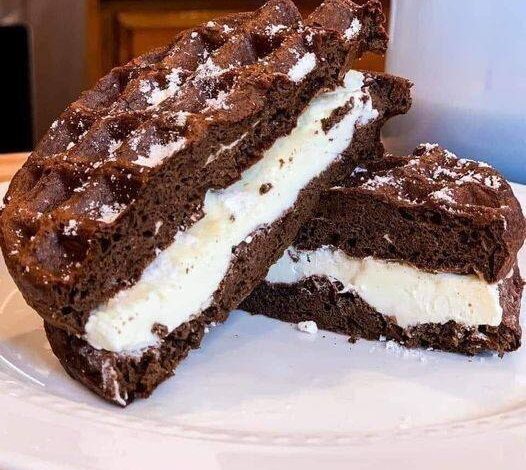 Oreo Chaffle with Low-Point Cream Cheese Filling