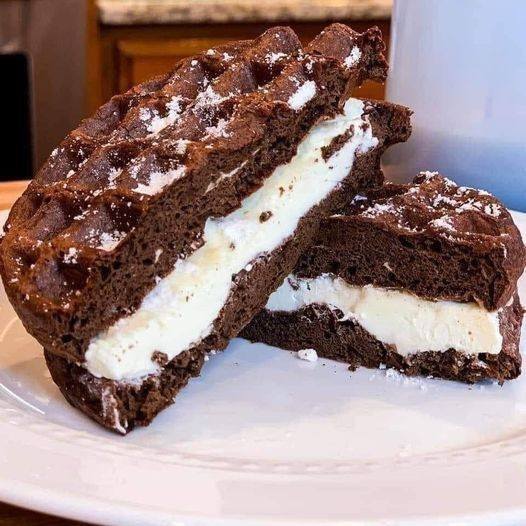 Oreo Chaffle with Low-Point Cream Cheese Filling