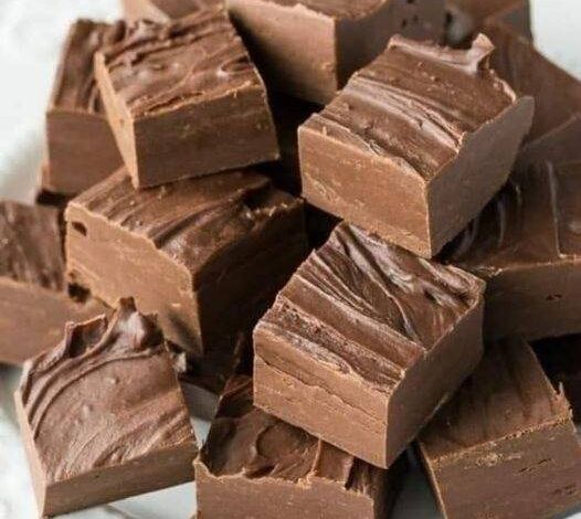 2 INGREDIENTS CHOCOLATE FUDGE