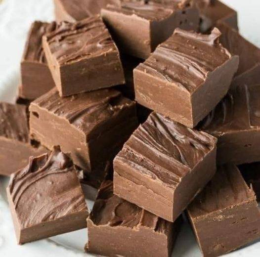 2 INGREDIENTS CHOCOLATE FUDGE